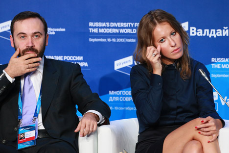 Il deputato della Duma Ilya Ponomarev insieme alla conduttrice televisiva Ksenia Sobchak al Club Valdai (Foto: Anton Denisov / Ria Novosti)