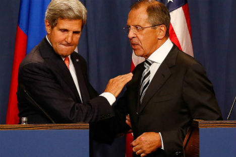 Il Segretario di Stato Usa, John Kerry, a sinistra, con il ministro russo degli Esteri Sergei Lavrov prima della conferenza stampa congiunta a Ginevra, successiva al vertice bilaterale sulla Siria del 14 settembre 2013 (Foto: Reuters/Ruben Sprich) 