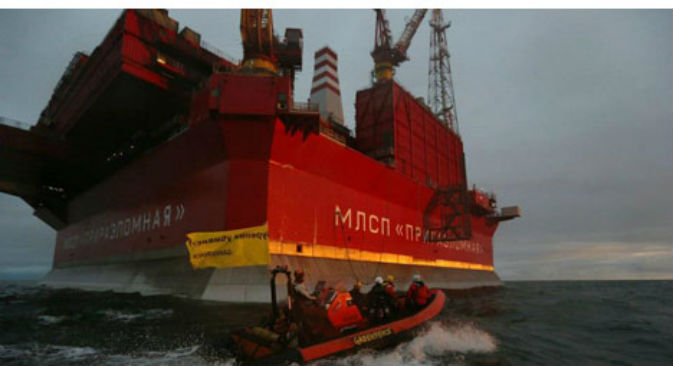 Gli attivisti di Greenpeace in un'azione di disturbo alla piattaforma petrolifera russa nel Mare di Barents (Fonte: Greenpeace Russia)