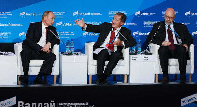 L'ex presidente del Consiglio italiano Romano Prodi (al centro) ha incontrato il Presidente russo Vladimir Putin (a sinistra) in occasione del forum Club Valdai (Foto: Anton Denisov / Ria Novosti)