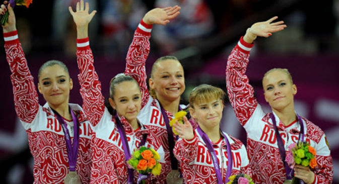 La Nazionale russa di ginnastica artistica sul podio alle Olimpiadi di Londra 2012 (Foto: Itar-Tass)