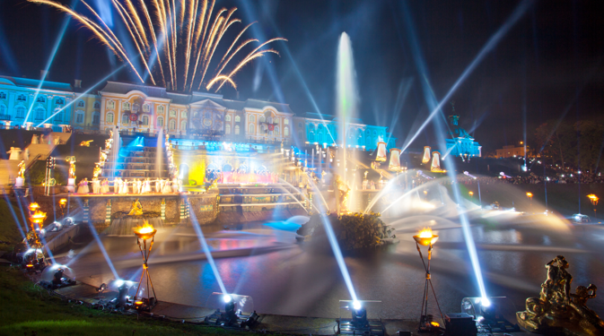 I fuochi d'artificio a Peterhof, la Versailles russa (Foto: Lori/Legion Media)