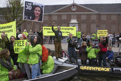 La manifestazione organizzata ad Amsterdam per chiedere il rilascio degli attivisti di Greenpeace, accusati in Russia di pirateria dopo l'assalto alla piattaforma petrolifera di Gazprom (Foto: Bas Beentjes / Greenpeace)