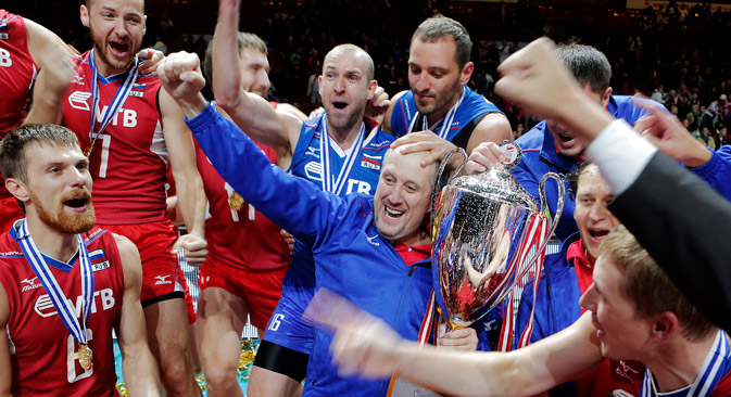 La Russia di volley agli Europei di Copenaghen festeggia la medaglia d'oro, conquistata in finale, battendo l'Italia 3-1 (Foto: AP)