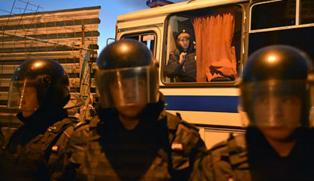 La polizia schierata negli scontri di Biryulevo, a Mosca (Foto: Ramil Sitdikov / RIA Novosti)