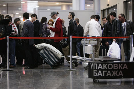 Passeggeri in attesa all'aeroporto di Sheremetevo di Mosca (Foto: Georgy Kurolesin / RIA Novosti)