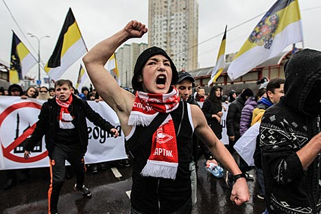 Manifestanti sfilano lungo le strade di Mosca (Foto: Sergei Savostianov / RG)