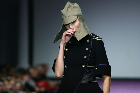 In passerella, copricapo ispirato alla moda del periodo della Rivoluzione (Foto: Itar Tass)