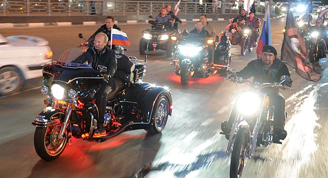 Il Presidente russo Vladimir Putin in sella a una moto (Foto: AP)