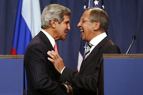 Il ministro russo degli Esteri Sergei Lavrov (a destra) insieme al Segretario di Stato Usa John Kerry (Foto: AFP / East News)