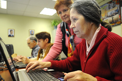 Nonni sempre più tecnologici (Foto: Aleksandr Kozhokhin / Ria Novosti)