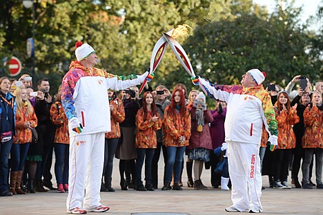 Un momento del passaggio della fiamma olimpica (Fonte: Ria Novosti)