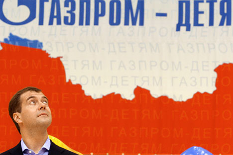 Nel 2011 Gazprom ha erogato 187 milioni di dollari a scopo benefico. In primo piano, il primo ministro russo Dmitri Medvedev (Foto: Itar Tass)