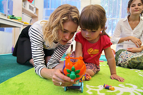 La Fondazione "Cuore Nudo" di Natalia Vodianova si occupa di autismo e problemi dello sviluppo infantile (Foto: Vera Kostamo / RIA Novosti)
