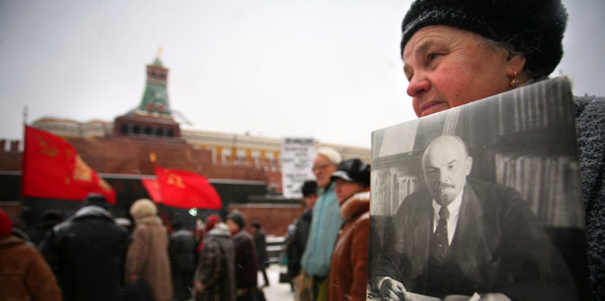 Una donna mostra il ritratto di Lenin davanti al mausoleo in Piazza Rossa a Mosca (Foto: AFP/East News)
