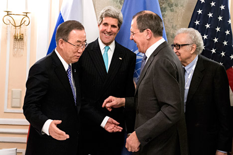 Il Segretario Generale delle Nazioni Unite Ban Ki-moon, il segretario di Stato americano John Kerry e il Ministro degli Esteri russo Sergei Lavrov (Foto: AP)
