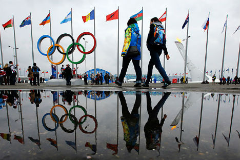 I cinque cerchi olimpici riflessi in una pozzanghera a Sochi (Foto: REUTERS/Brian Snyder)