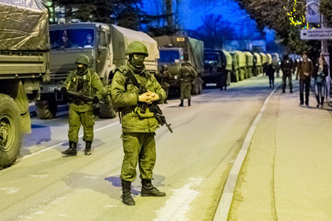 Uomini in divisa presidiano le strade ucraine (Foto: Ria Novosti)