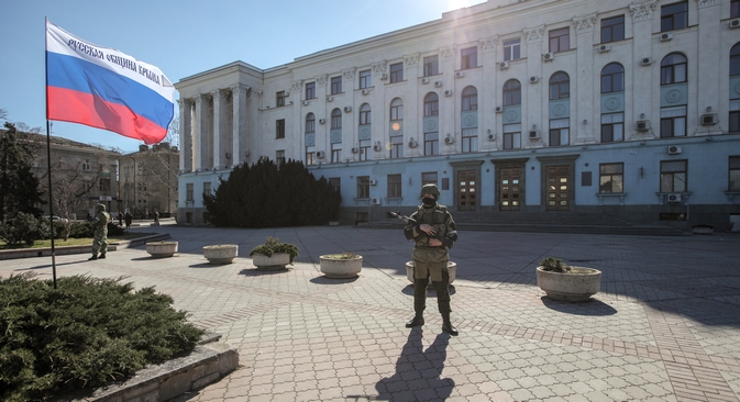 Uomini in tuta mimetica presidiano il centro di Simferopoli (Foto: Sergei Savostyanov / RG)