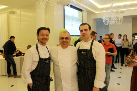 Il capo chef Egidio Bonaventura, al centro, insieme ai suoi collaboratori (Foto: Maria Afonina)