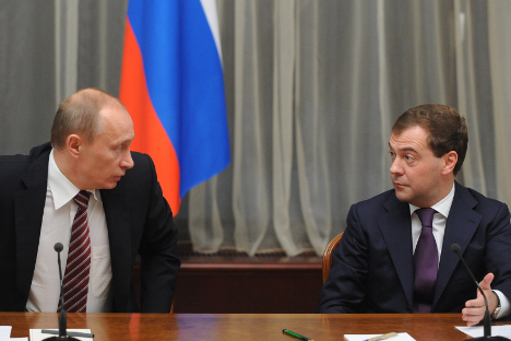 Il Presidente russo Vladimir Putin, a sinistra, insieme al premier Dmitri Medvedev (Foto: Itar Tass)