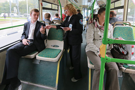 Un controllore verifica i biglietti dei passeggeri su un autobus di Mosca (Foto: Vilaty Belousov / Ria Novosti)