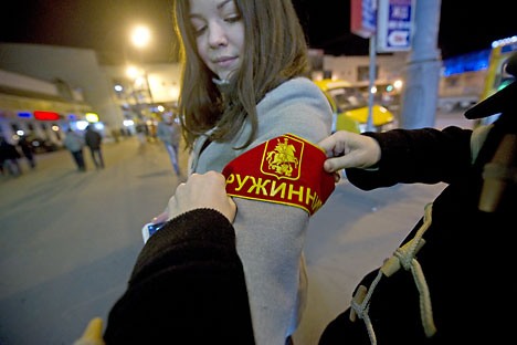 Una giovane volontaria del gruppo di guardie popolari Druzhina (Foto: Kirill Kalinnikov / RIA Novosti)