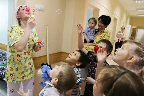 Volontari in una casa-famiglia per bambini (Foto: Ria Novosti)