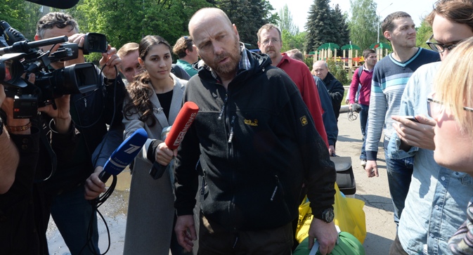 Axel Schneider, membro degli osservatori dell’OSCE, incontra i giornalisti dopo la sua liberazione a Slavjansk (Foto: Mikhail Voskresenski / Ria Novosti)