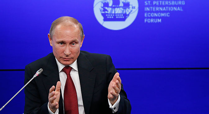 Il Presidente russo Vladimir Putin al Forum economico di San Pietroburgo (Foto: Reuters)