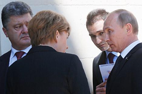 Il Presidente russo Vladimir Putin insieme alla cancelliera tedesca Angela Merkel e al neoeletto presidente dell’Ucraina Petro Poroshenko (Foto: AP)