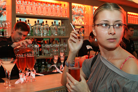 Secondo quanto previsto dalla legge appena entrata in vigore, il proprietario di un locale nel quale un cliente si azzardi a fumare potrà essere multato anche fino a 40mila rubli (Foto: PhotoXpress)