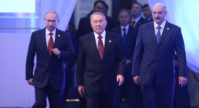 I presidenti di Russia, Kazakhstan e Bielorussia, Vladimir Putin, Nursultan Nazarbayev e Alyaksandr Lukashenko, hanno firmato l’accordo definito di portata storica (Foto: Konstantin Zavrazhin / RG)