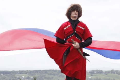 Uno degli abiti maschili più comuni è il pastrano circasso, comunemente chiamato “cherkeska” (Foto: Ria Novosti)