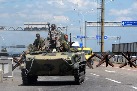 Uomini armati pattugliano le strade (Foto: Ria Novosti)