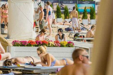 Dalla piscina alla sabbia, il Beach Club di Mosca è solo uno dei tanti luoghi dove trovare ristoro nel caldo estivo della capitale (Foto: ufficio stampa)