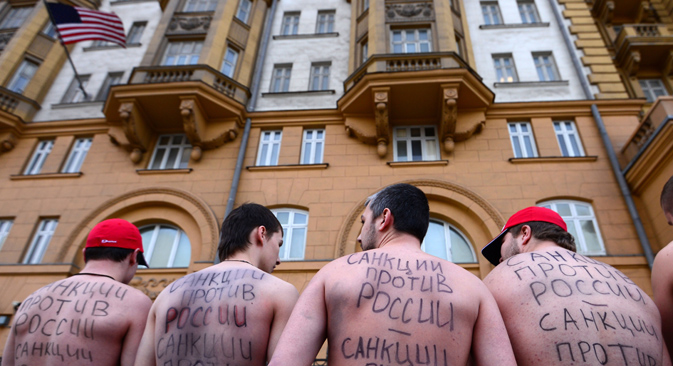 "Le sanzioni contro la Russia sono sanzioni contro di me". Una manifestazione di protesta all'ambasciata degli Usa a Mosca dello scorso marzo. (Foto: RIA Novosti / Evgeny Biyatov)