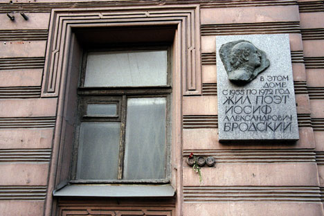 Una targa all'esterno della casa dove Brodskij visse a San Pietroburgo (Foto: PhotoXPress) 