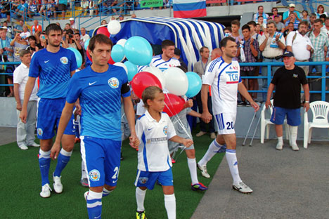 I giocatori del TSK Simferopol scendono in campo per il match contro la squadra FK SKChF, Club sportivo della flotta del mar Nero (Foto: Ria Novosti)