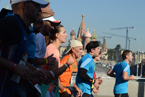 Alla maratona di Mosca hanno partecipato più di tredicimila persone. Fra queste, 4.257 sono arrivate al traguardo (Foto: Evgeny Biyatov / Ria Novosti) 