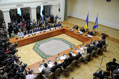 Alla riunione del Consiglio dei Ministri dell'Ucraina, il presidente Poroshenko ha dichiarato di essere disposto a riconoscere maggiori autonomie alle regioni dell’est (Foto: Reuters)