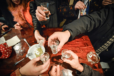 Spesso in Russia si tende a combattere lo stress abusando dell’alcool. Una cattiva abitudine che compromette fortemente la salute (Foto: Alexei Kudenko/RIA Novosti)