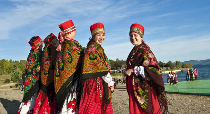 Ragazze vestite con gli abiti tradizionali (Foto: TASS)