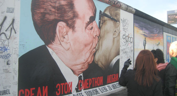 Il murales di Dmitrij Vrubel che ritrae il bacio tra Leonid Brezhnev e Erich Honecker (Foto: Yuri Paniev)