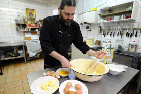 Uno dei monaci all’opera in cucina (Foto: Sergei Pyatakov / Ria Novosti)
