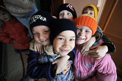 Negli orfanotrofi il ruolo dei genitori e dei parenti viene spesso assunto dai volontari. In Russia ci sono dei programmi che aiutano i bambini senza famiglia a socializzare (Foto: Vladimir Pesnya / Ria Novosti)
