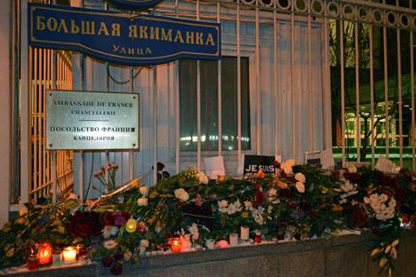 Fiori e candele davanti all’ambasciata francese a Mosca (Foto: Flora Mussa/Rbth)