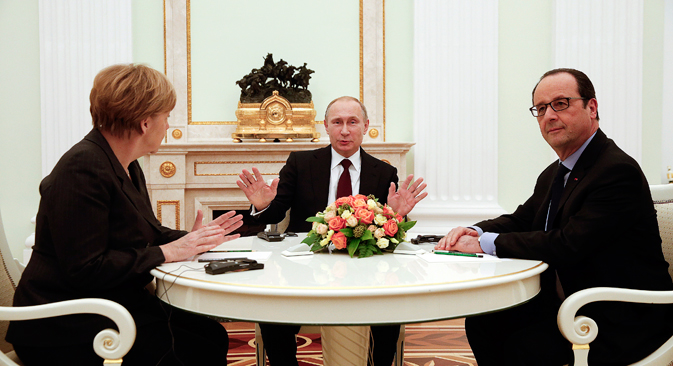 Il Presidente russo Vladimir Putin, al centro, a colloquio con la cancelliera tedesca Angela Merkel e il Presidente francese Francois Hollande (Foto: Reuters)
