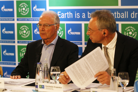 L’ex calciatore tedesco Franz Beckenbauer con Vyacheslav Krupenkov, direttore generale di Gazprom Germania SL, durante la conferenza stampa a Monaco (Foto: ufficio stampa)