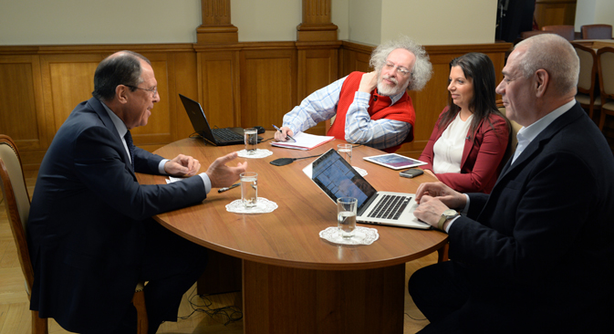 El ministro ruso Serguéi Lavrov con los periodistas rusos. Fuente: Ilyá Pitalev/RIA Novosti